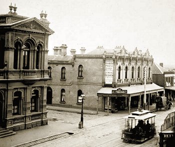 Cable tram passing Northcote Town Hall. Photograph TG Beckett (Museum of Victoria)